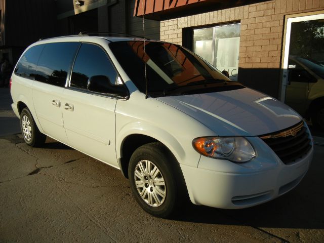 2006 Chrysler Town and Country Elk Conversion Van