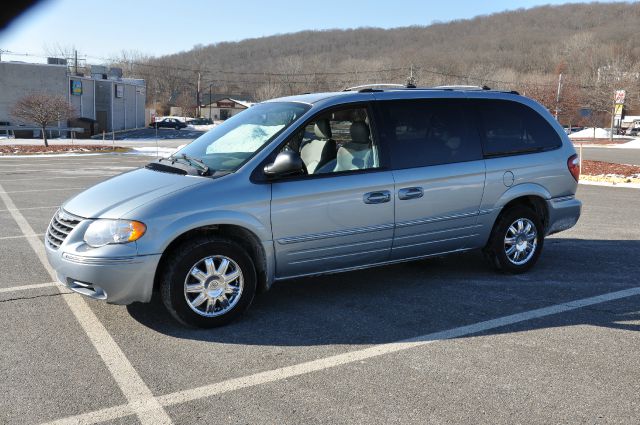 2006 Chrysler Town and Country SLT 25