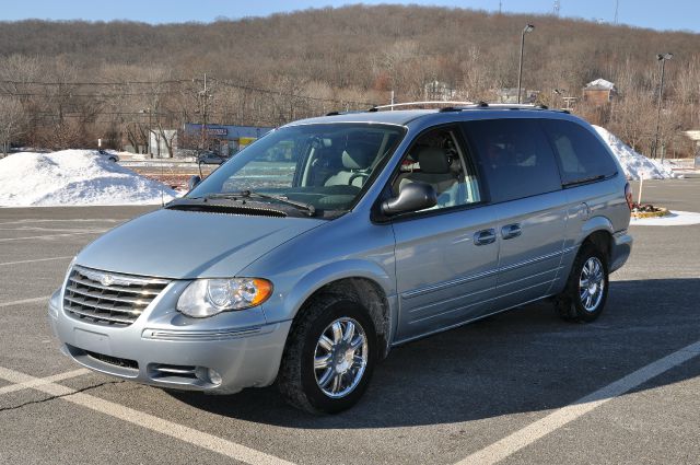 2006 Chrysler Town and Country SLT 25