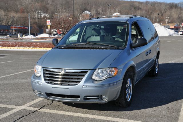 2006 Chrysler Town and Country SLT 25