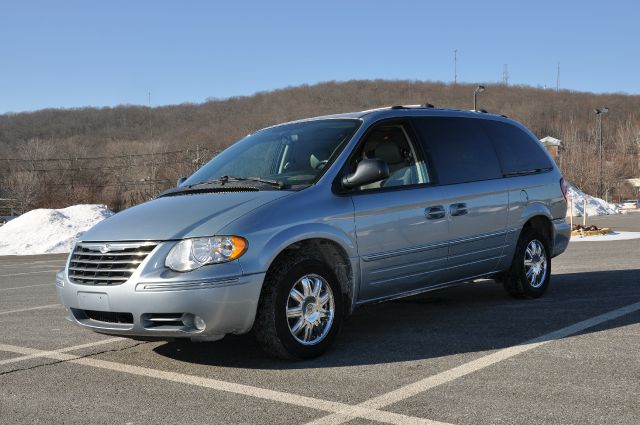 2006 Chrysler Town and Country SLT 25