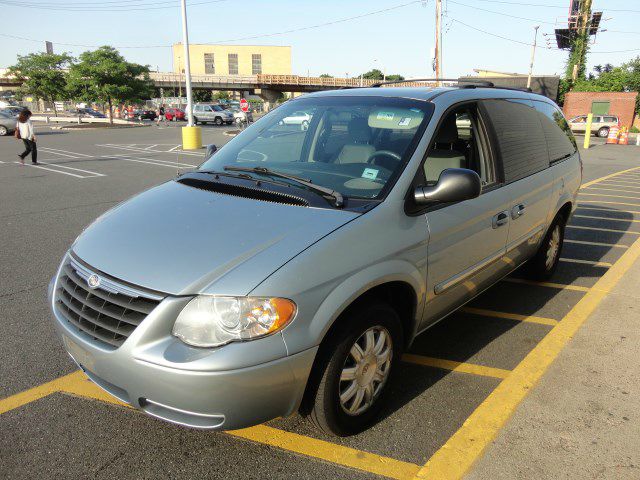 2006 Chrysler Town and Country FX4 Crew, Buckets, Sharp