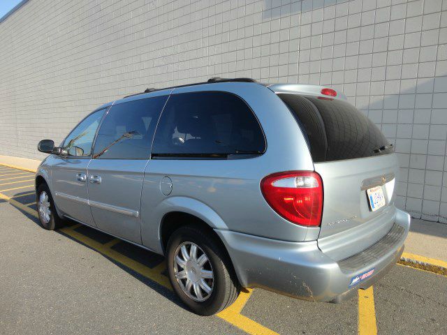 2006 Chrysler Town and Country FX4 Crew, Buckets, Sharp