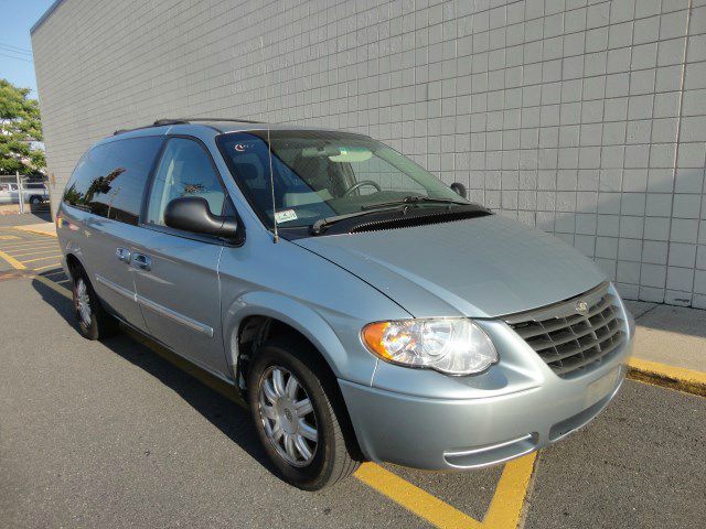 2006 Chrysler Town and Country FX4 Crew, Buckets, Sharp