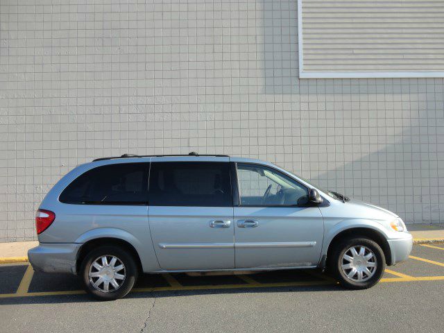 2006 Chrysler Town and Country FX4 Crew, Buckets, Sharp