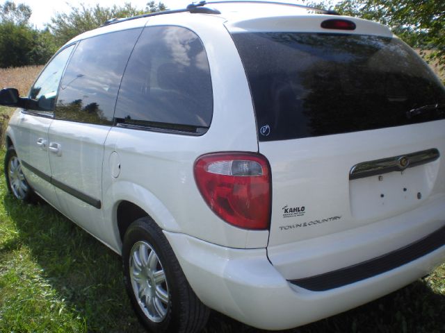 2006 Chrysler Town and Country Base