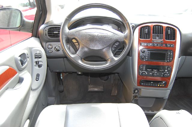 2006 Chrysler Town and Country SLT 25