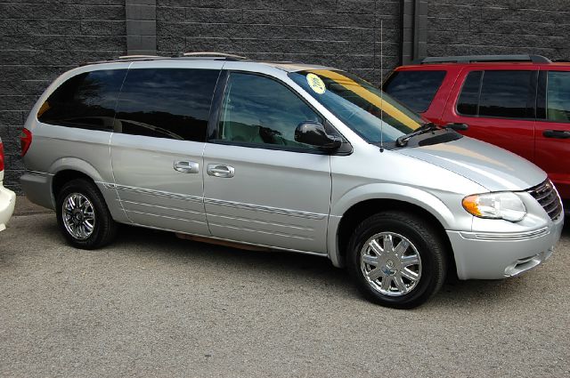 2006 Chrysler Town and Country SLT 25