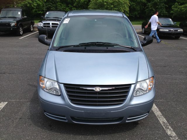 2006 Chrysler Town and Country Base