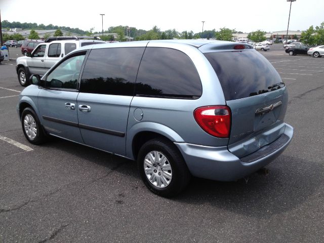 2006 Chrysler Town and Country Base