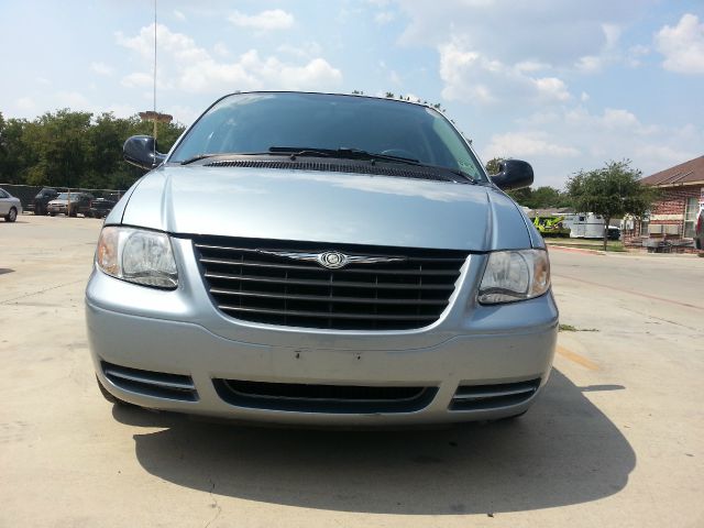 2006 Chrysler Town and Country Base