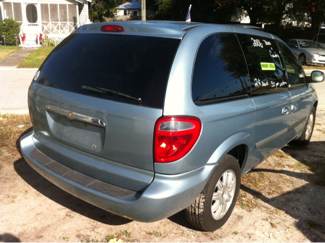 2006 Chrysler Town and Country Base
