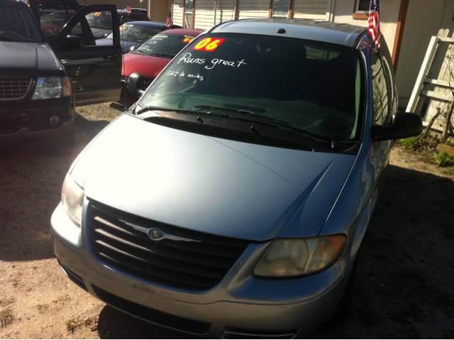 2006 Chrysler Town and Country Base