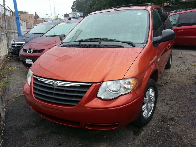 2006 Chrysler Town and Country SLT 25