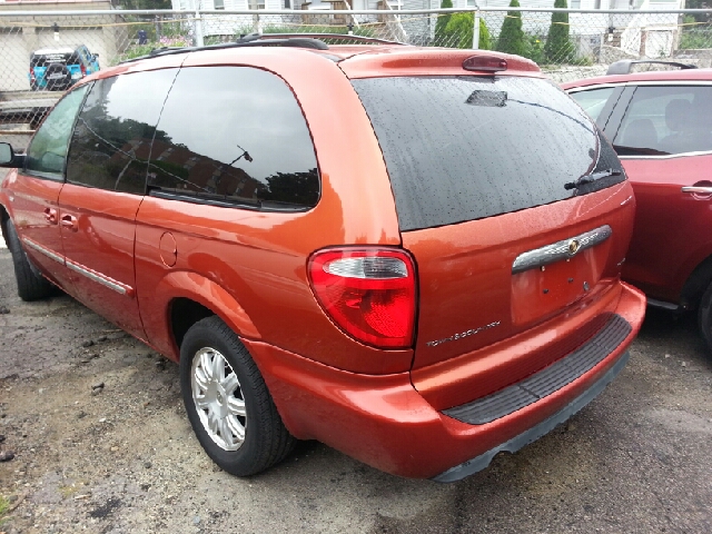 2006 Chrysler Town and Country SLT 25
