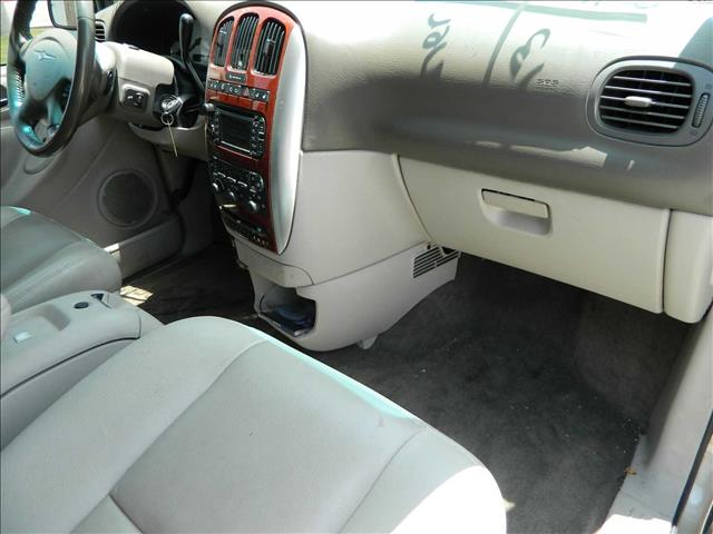 2006 Chrysler Town and Country 4X4 25