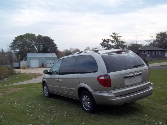 2006 Chrysler Town and Country SLT 25