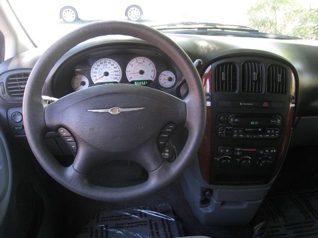 2006 Chrysler Town and Country Luxury SUV 3RD ROW SEAT