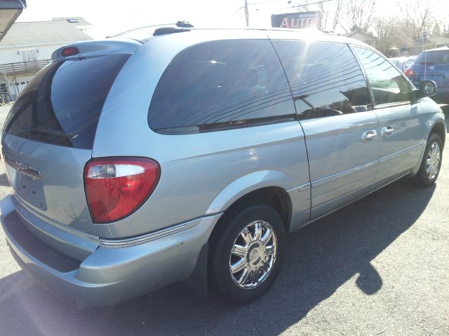 2006 Chrysler Town and Country SLT 25