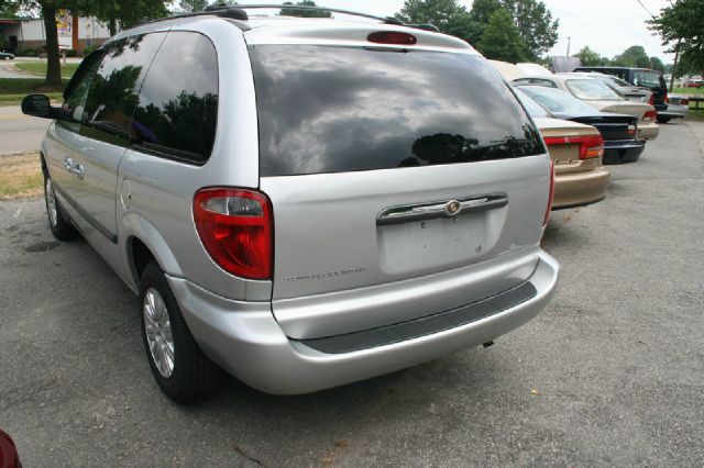 2006 Chrysler Town and Country Base