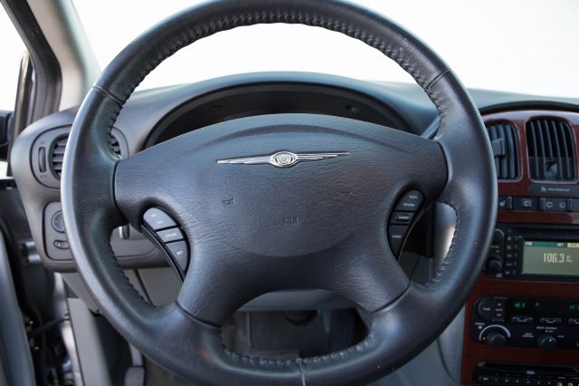 2006 Chrysler Town and Country SLT 25