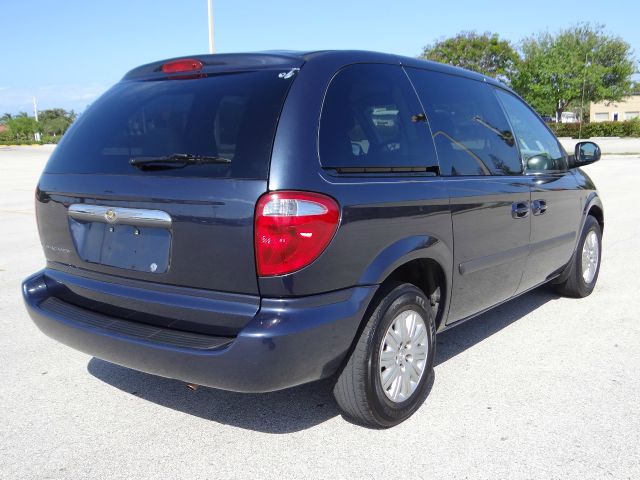 2007 Chrysler Town and Country Base