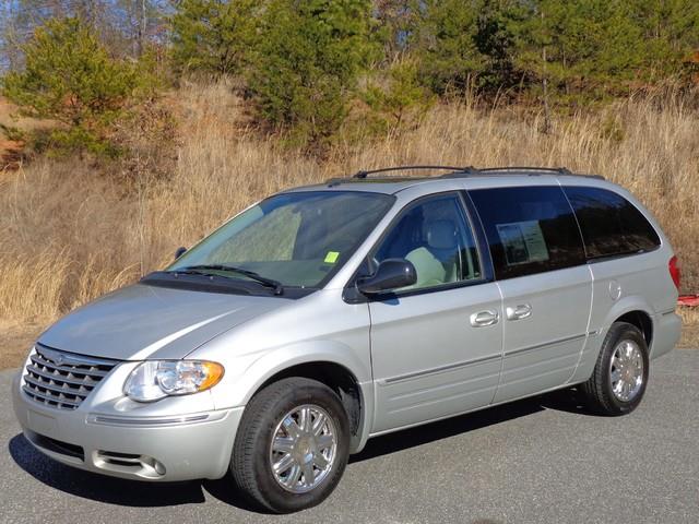 2007 Chrysler Town and Country SLT 25