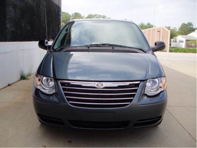2007 Chrysler Town and Country Elk Conversion Van