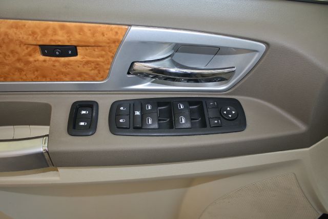 2008 Chrysler Town and Country SLT 25