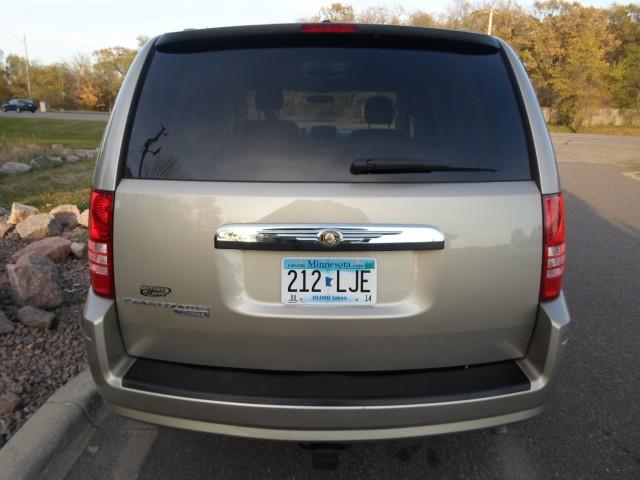 2008 Chrysler Town and Country Unknown