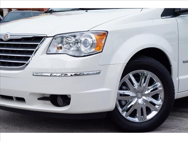 2009 Chrysler Town and Country SLT 25