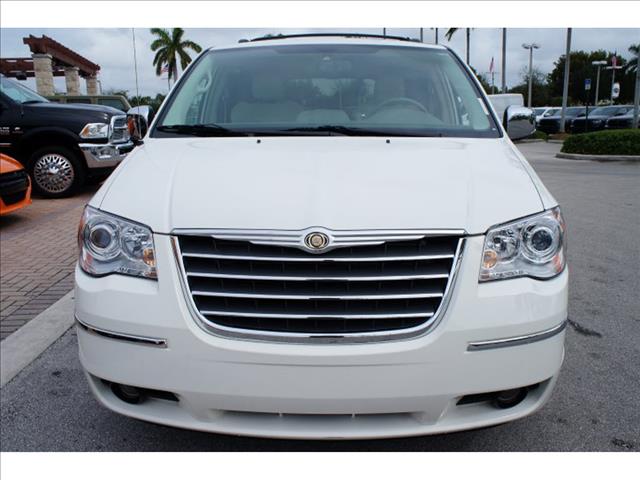 2009 Chrysler Town and Country SLT 25