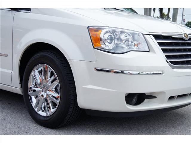 2009 Chrysler Town and Country SLT 25