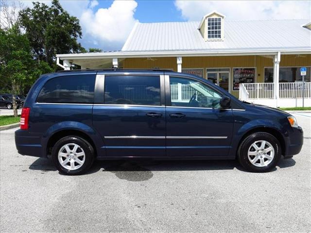 2009 Chrysler Town and Country AUTO LX
