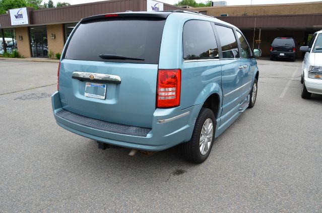2010 Chrysler Town and Country SLT 25