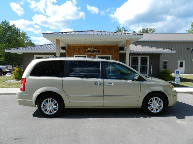2010 Chrysler Town and Country SLT 25