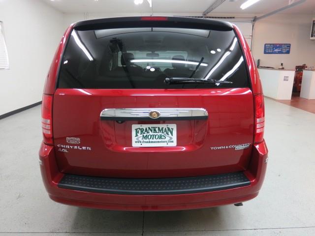 2010 Chrysler Town and Country SLT 25