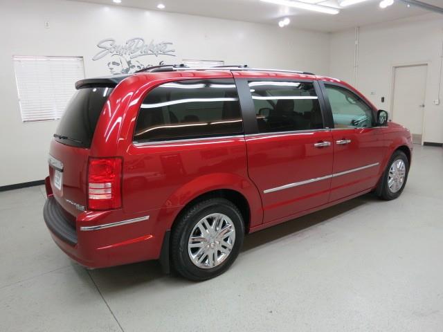 2010 Chrysler Town and Country SLT 25