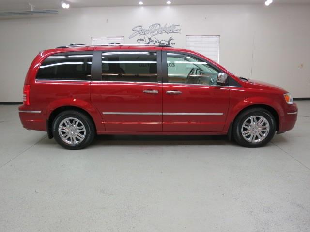 2010 Chrysler Town and Country SLT 25