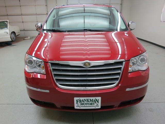 2010 Chrysler Town and Country SLT 25