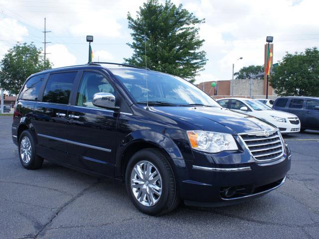 2010 Chrysler Town and Country SLT 25