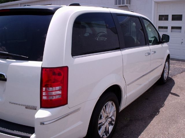 2010 Chrysler Town and Country SLT 25