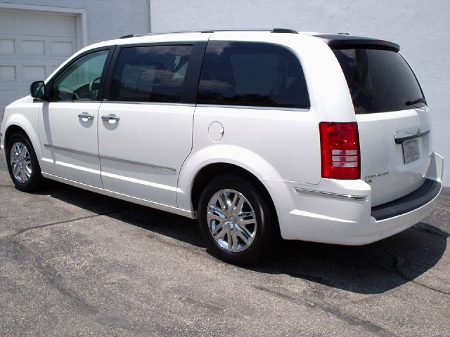 2010 Chrysler Town and Country SLT 25