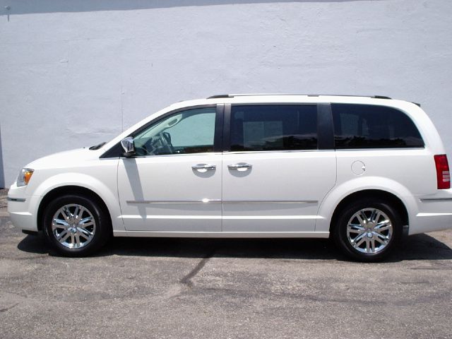 2010 Chrysler Town and Country SLT 25