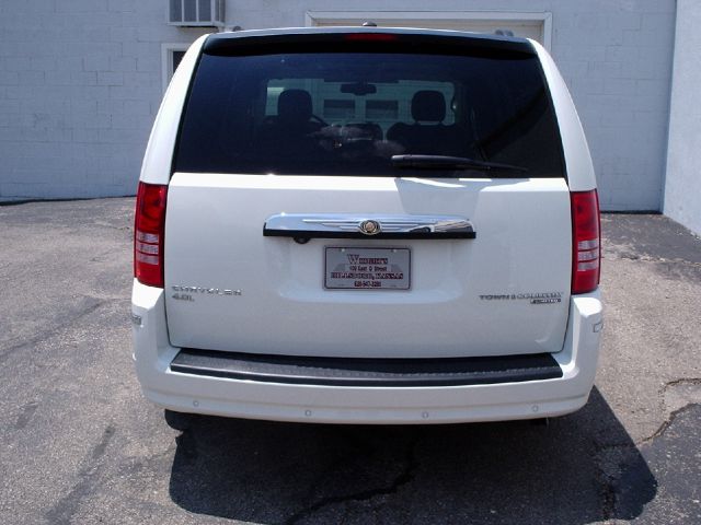 2010 Chrysler Town and Country SLT 25