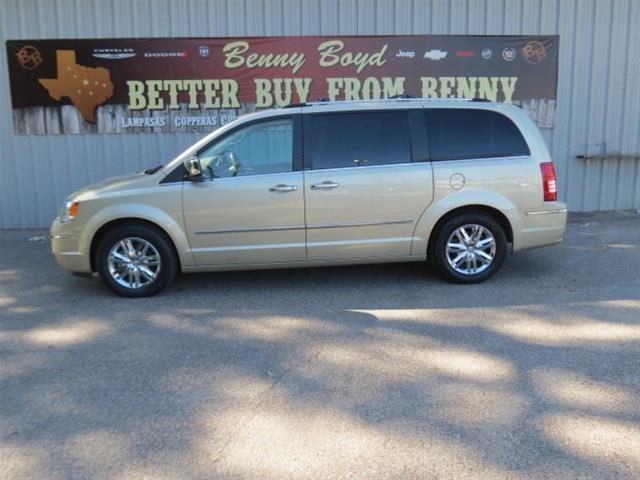 2010 Chrysler Town and Country SLT 25