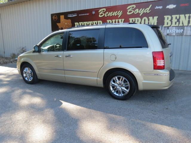 2010 Chrysler Town and Country SLT 25