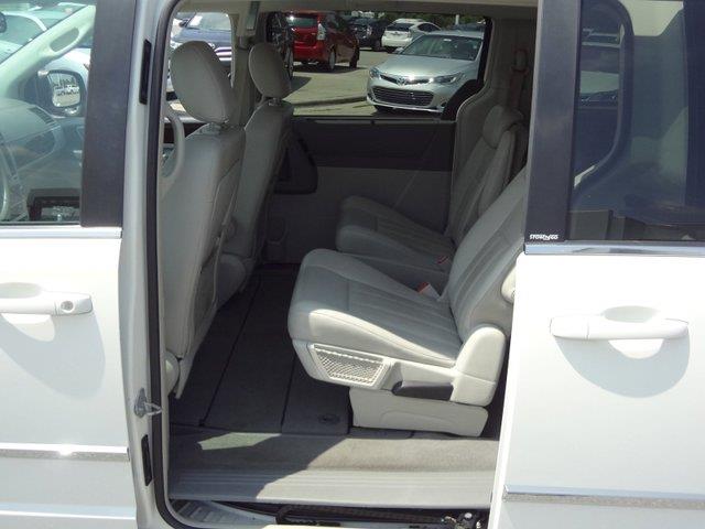 2010 Chrysler Town and Country AUTO LX