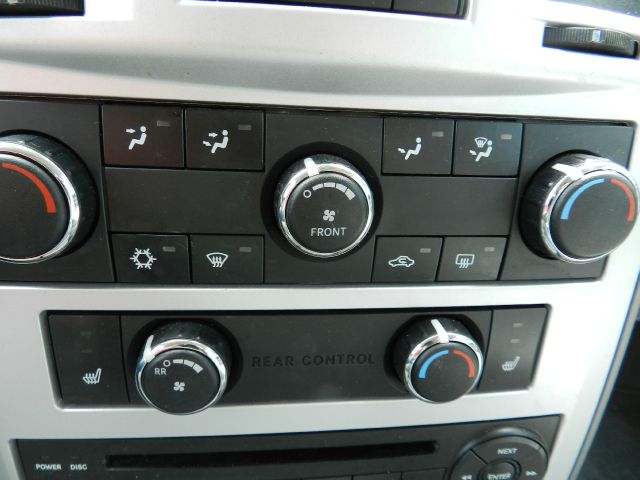 2010 Chrysler Town and Country EX GAS Saverlooks Greathybrid Hatchback