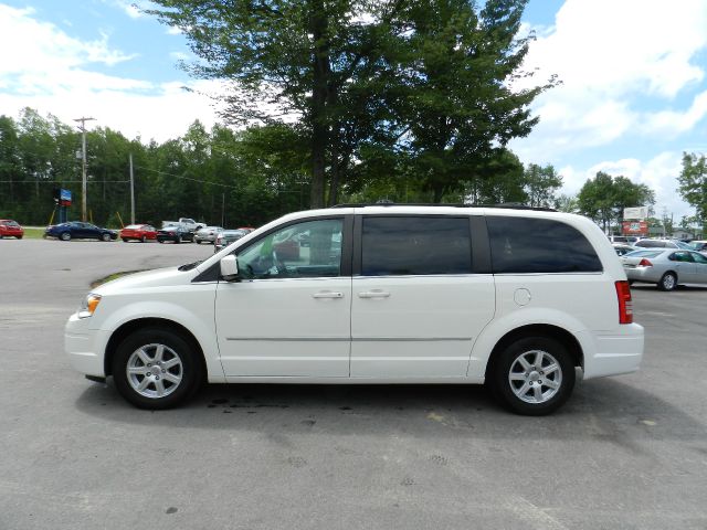 2010 Chrysler Town and Country EX GAS Saverlooks Greathybrid Hatchback
